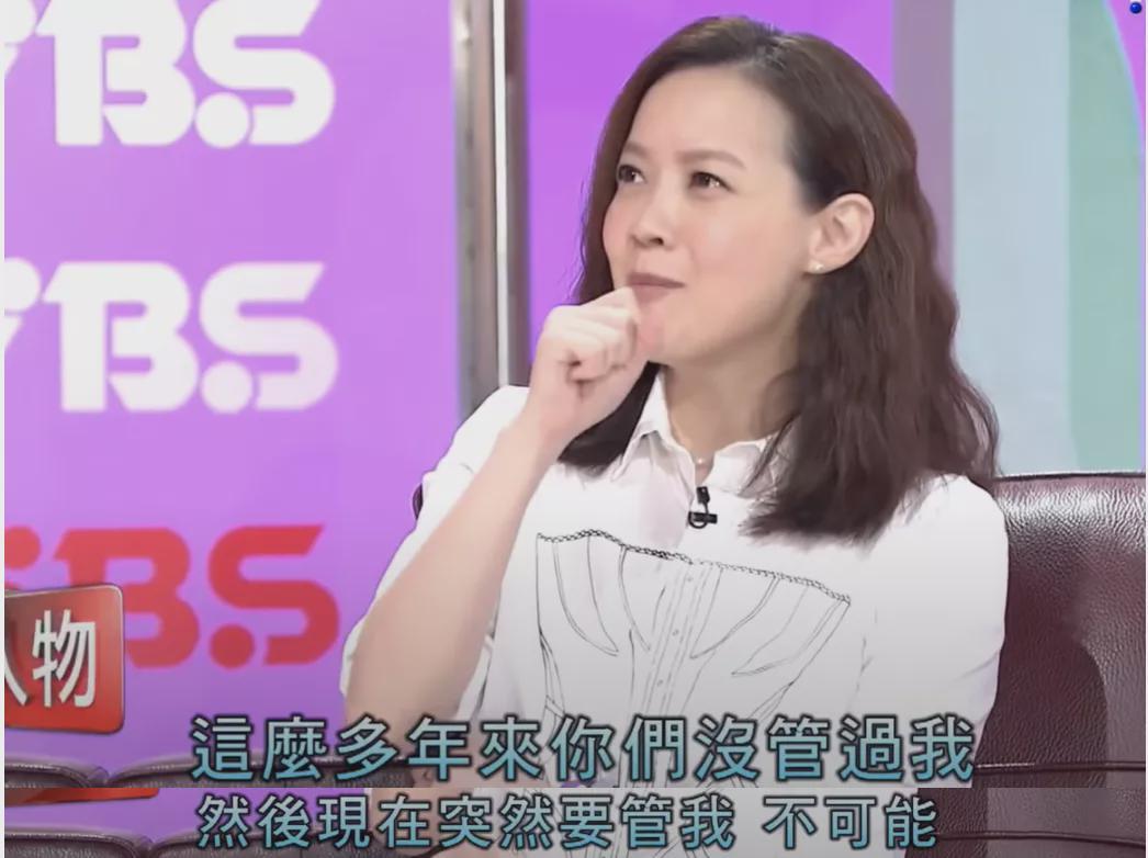 王美华继续留在香港,为了养娘家,重新回归歌厅唱歌.