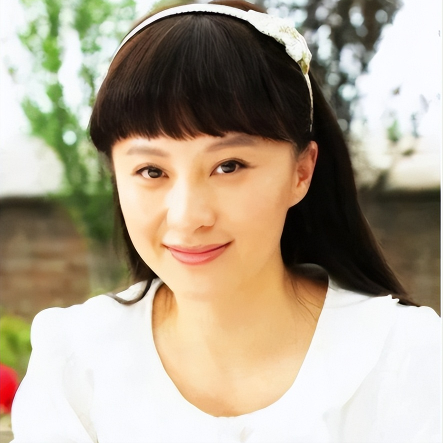 回顾徐露巅峰期为爱隐退下嫁丑男人生女母女俩形似姐妹花