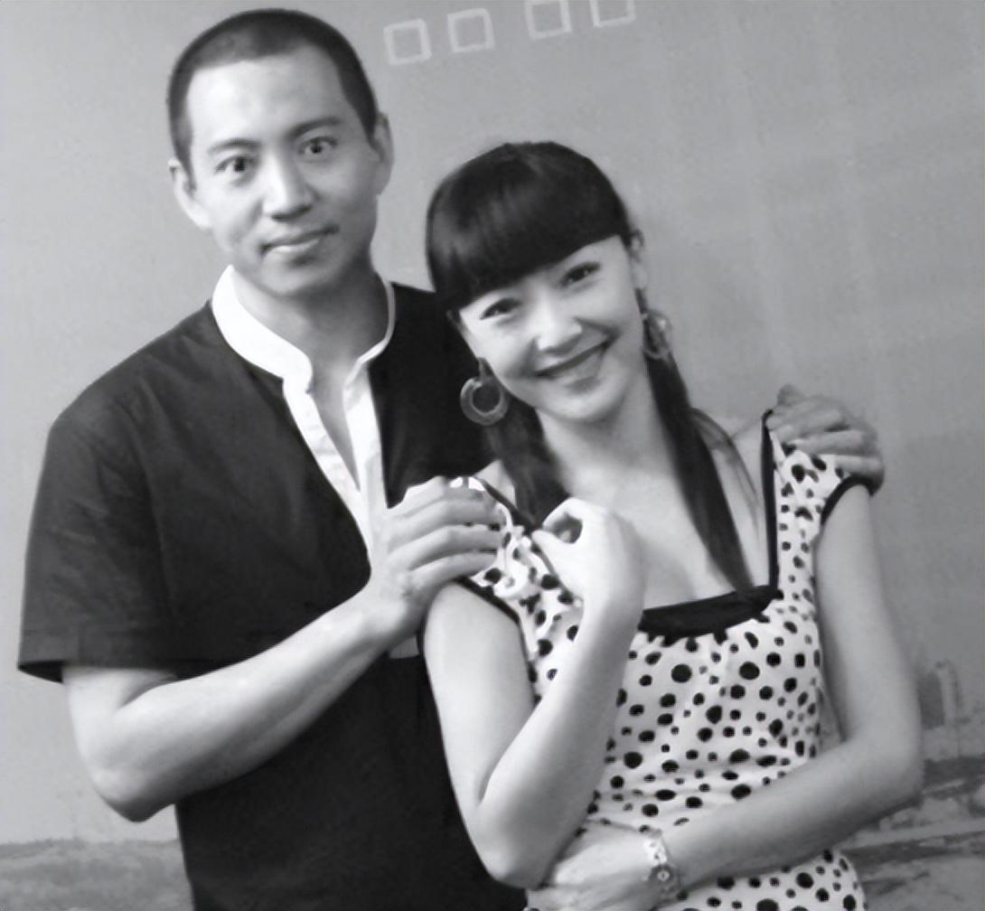 回顾阿斯茹怀孕后男友瘫痪不离不弃照顾他8年未办婚礼成遗憾