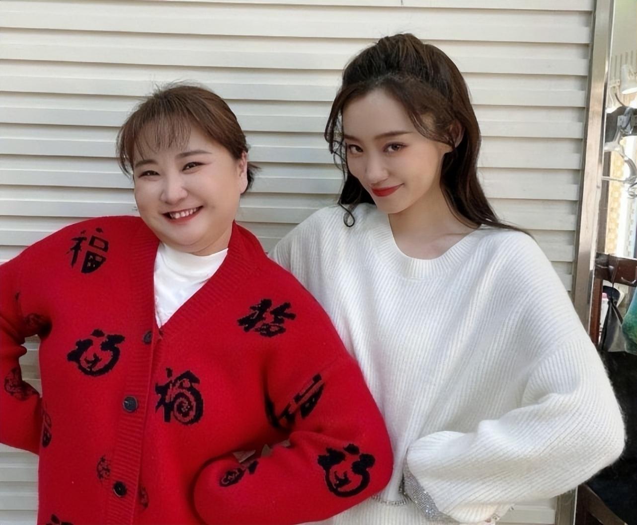 瘦百斤后的贾玲算不算大美女,看看她和张小斐谢楠的合照就知道了