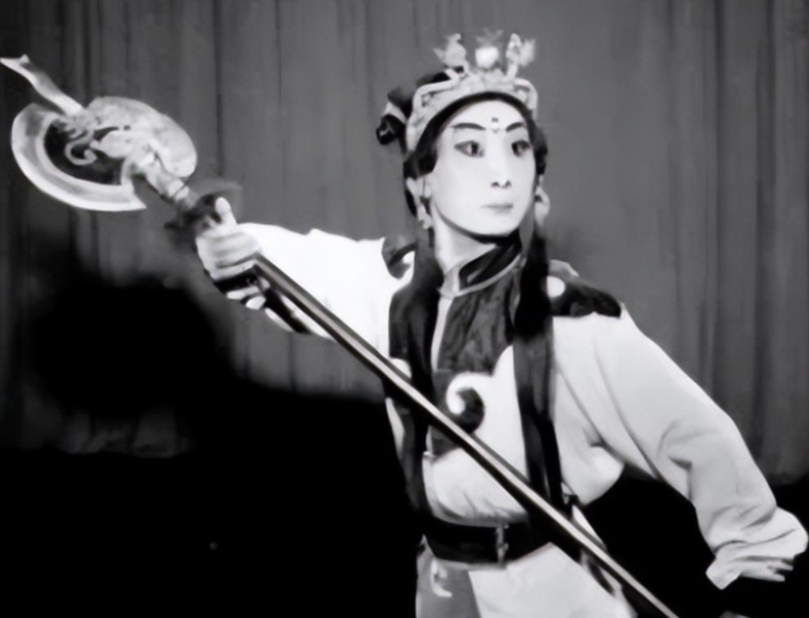 回顾京剧名家裴艳玲5岁登台9岁成名47岁再婚嫁给年迈恩师