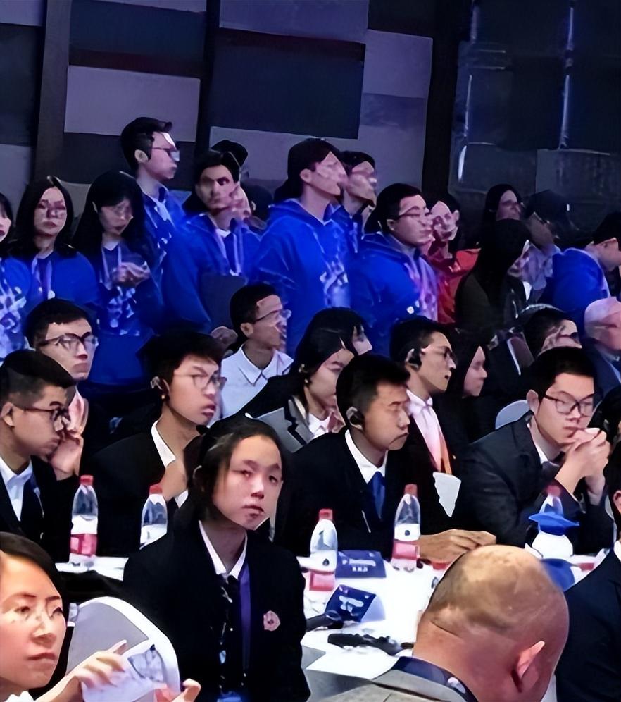 2019年上海15岁女孩突破世界难题,拒绝央视采访:别让我妈看见