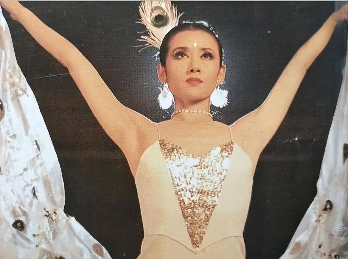 回顾杨丽萍与富商刘淳晴结婚7年无儿无女离婚后她怎样了