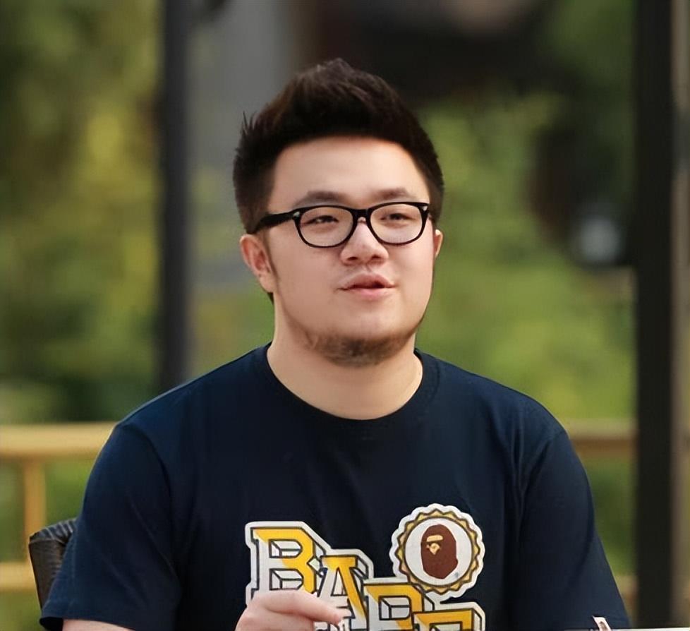 回顾美女王博谷:嫁小7岁巴图,成为宋丹丹儿媳,风光背后是辛酸