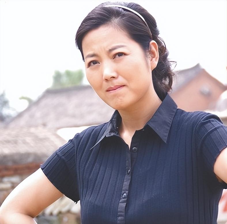 院里给她分配的都是些背景角色,有时候甚至是一棵树,一根电线杆.