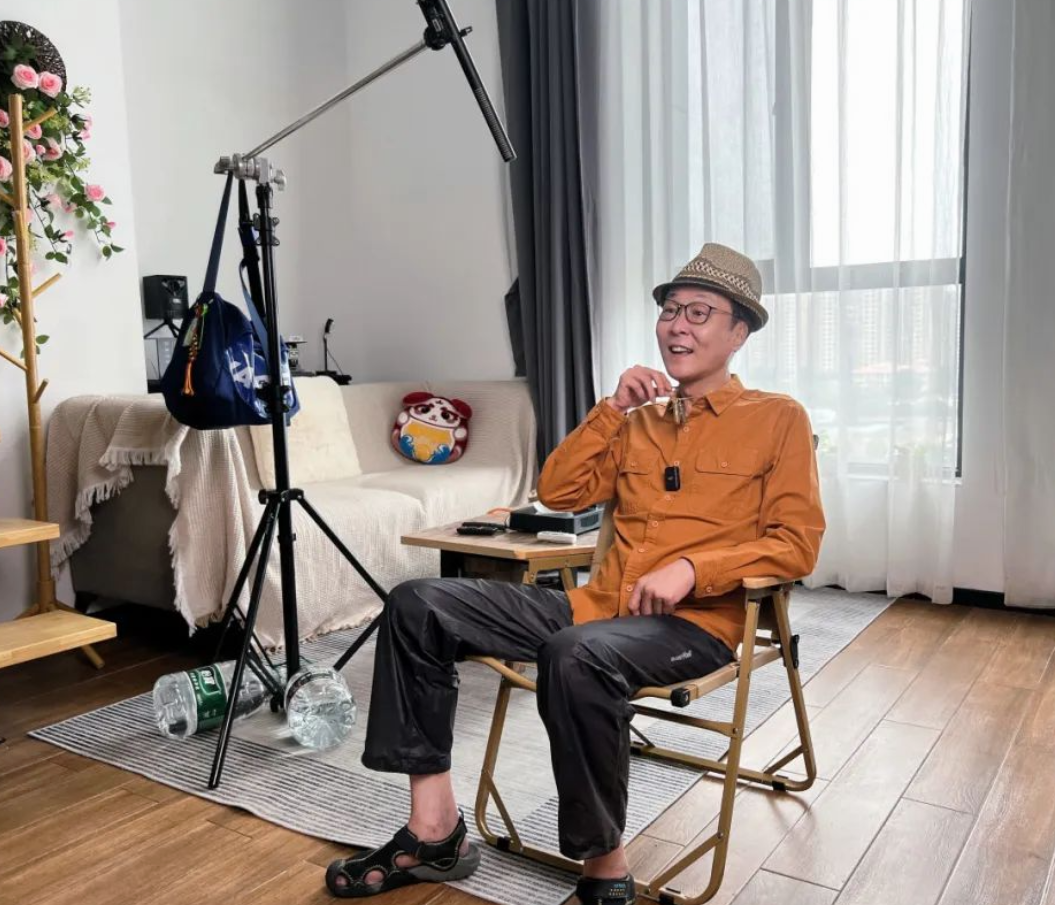 回顾钱波曾与妻子分居16年一生无儿女如今将宠物当成孩子养