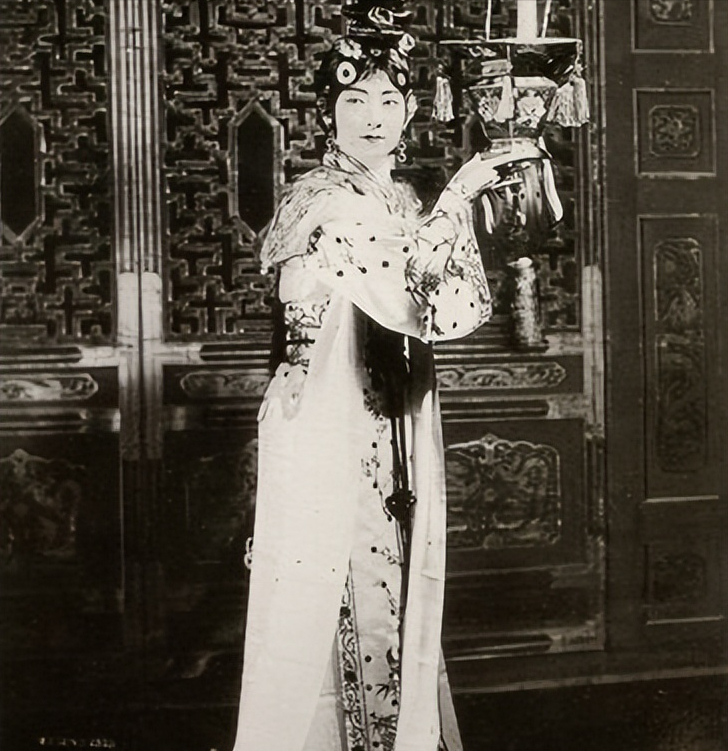 回顾京剧名家杜近芳身世凄苦丈夫早逝一人独过29年