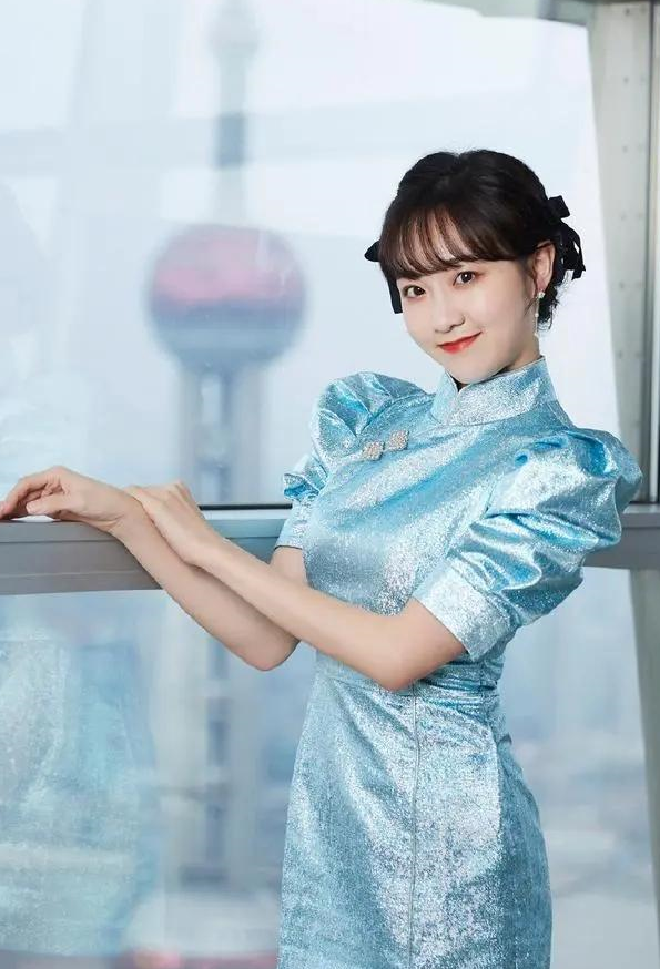 李子璇穿短旗袍配双丸子头,美得如同春日里的娇花,明艳又秀雅