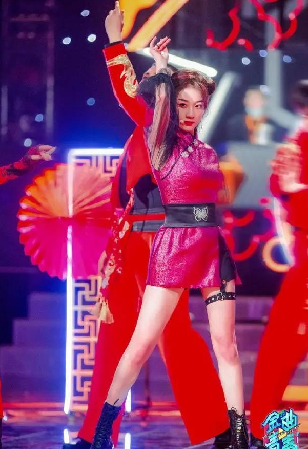 李子璇穿短旗袍配双丸子头,美得如同春日里的娇花,明艳又秀雅