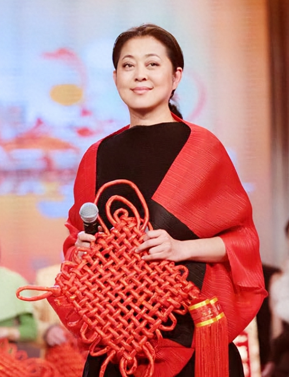 倪萍是央视一姐,主持春晚13年,因儿子疾病辞职并治愈.