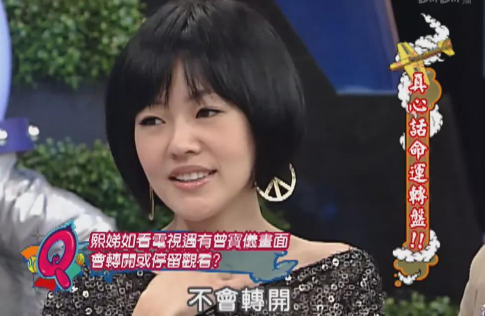 王美华继续留在香港,为了养娘家,重新回归歌厅唱歌.