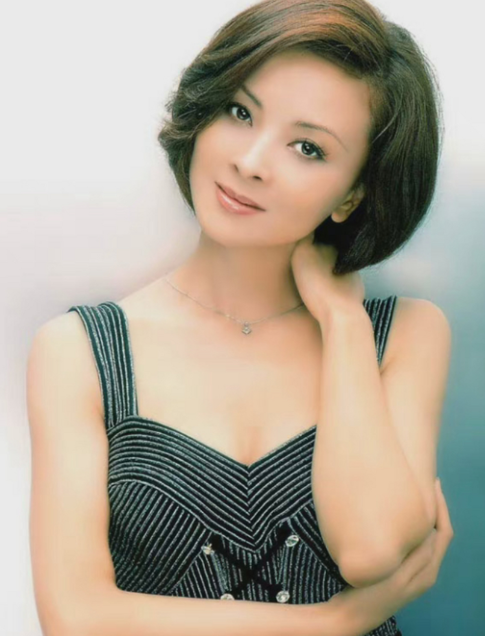 周洁是著名的舞蹈演员和艺术家,以精湛的舞蹈技艺和对舞蹈的热爱闻名.