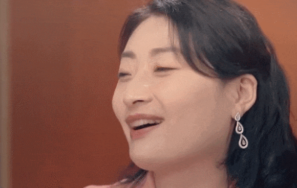 像宗馥莉,42岁坚持不婚不恋,几次表示要和娃哈哈谈一辈子恋爱,而在