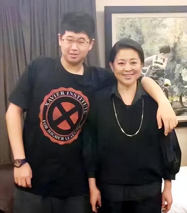 他是倪萍儿子的亲生父亲身价过亿却在儿子患病时离开母子俩