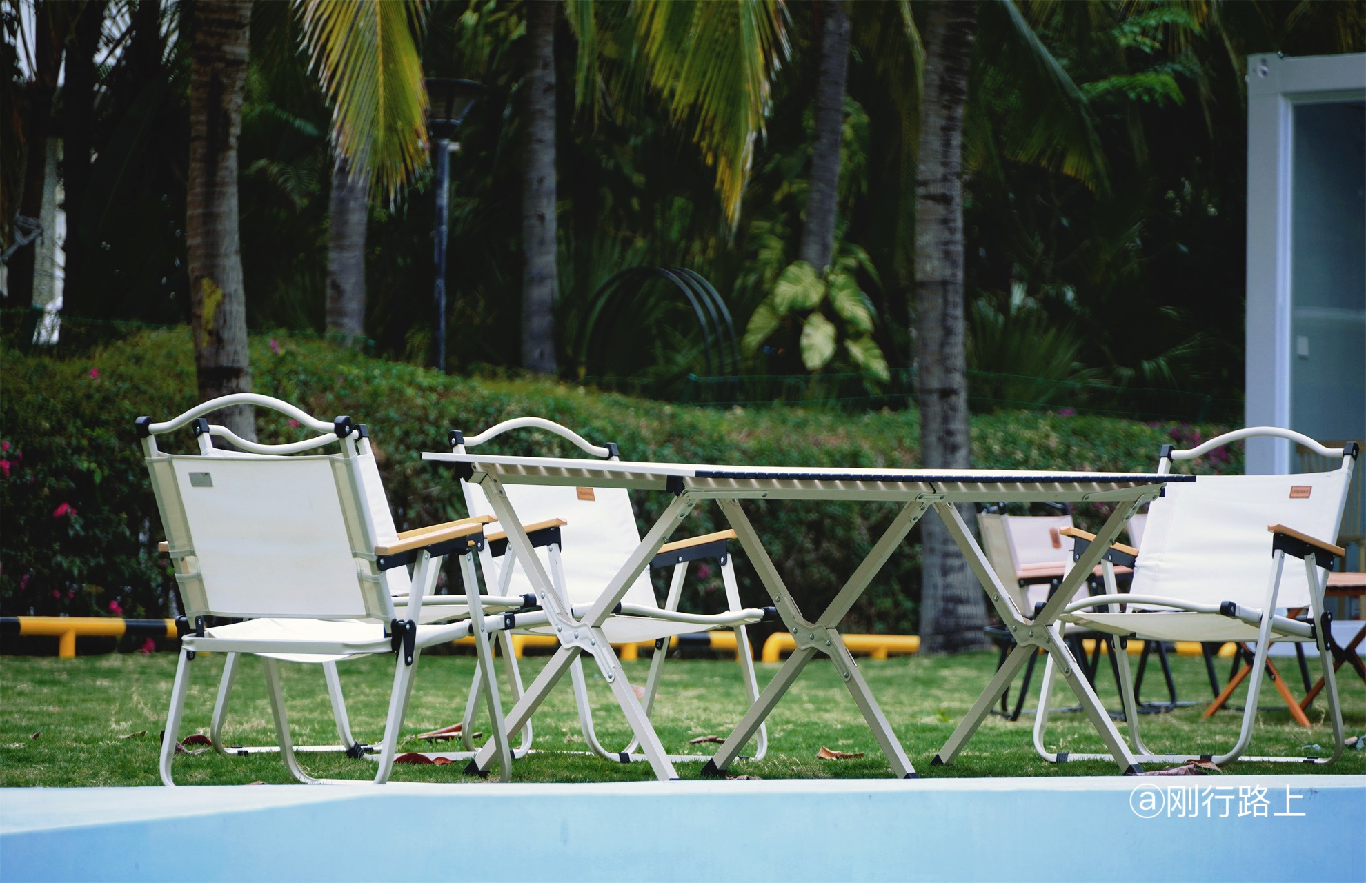 三亚值得一去的免费天然海滨浴场,椰林环抱着沙滩