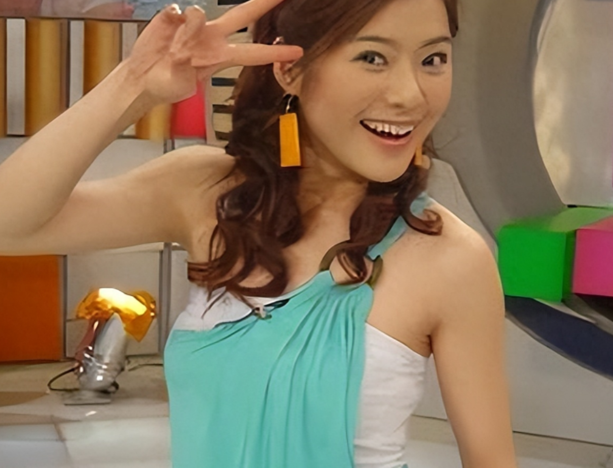 回顾陈辰嫁给小2岁歌手余笛41岁为夫生子结婚11年过得如何