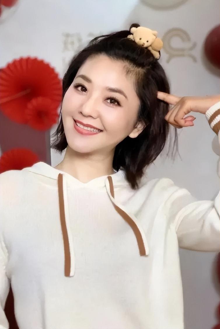 回顾主持人方琼结婚20年只生孩子不做饭副台长丈夫把她宠成宝