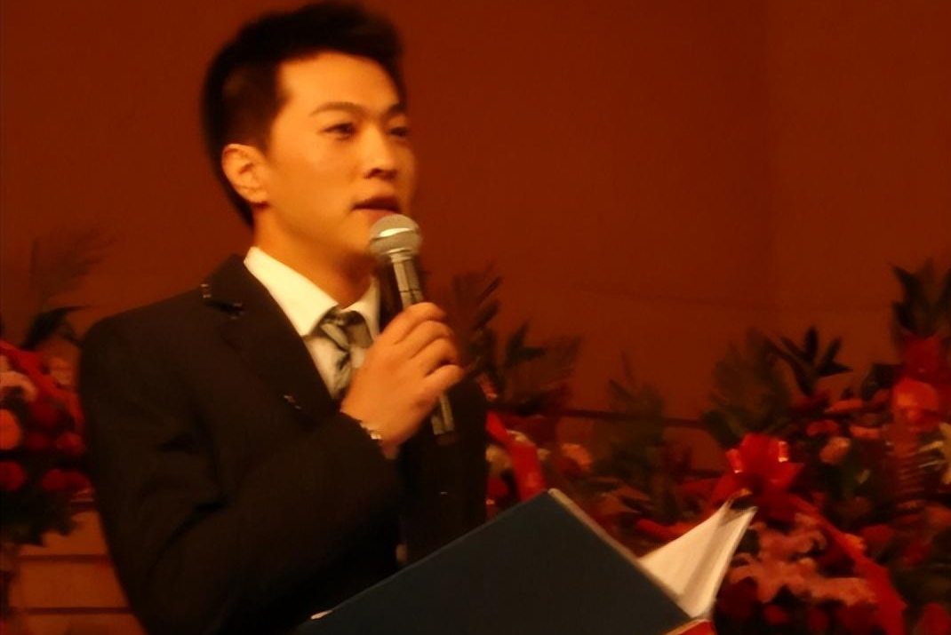 回顾央视著名主持人顾国宁父亲病逝后他又离婚人生与风霜共舞