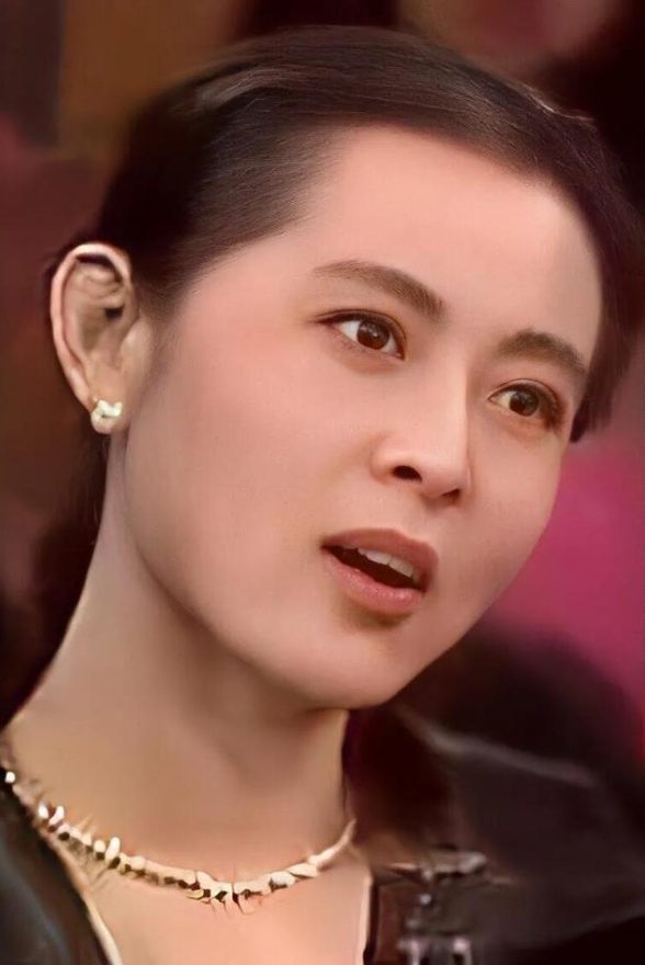 涉世未深的倪萍哪里见过这种阵仗,她很快就沦陷在了他的温柔乡里,他们