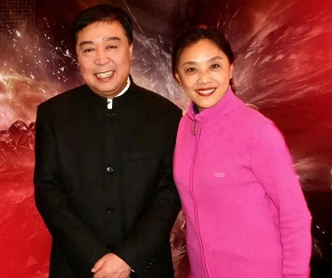 师胜杰还有一位相濡以沫了半生的妻子,两人在他穷困潦倒之时相识相爱