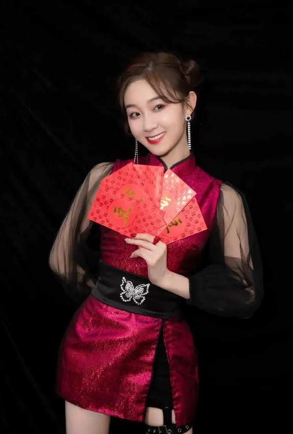 李子璇穿短旗袍配双丸子头,美得如同春日里的娇花,明艳又秀雅