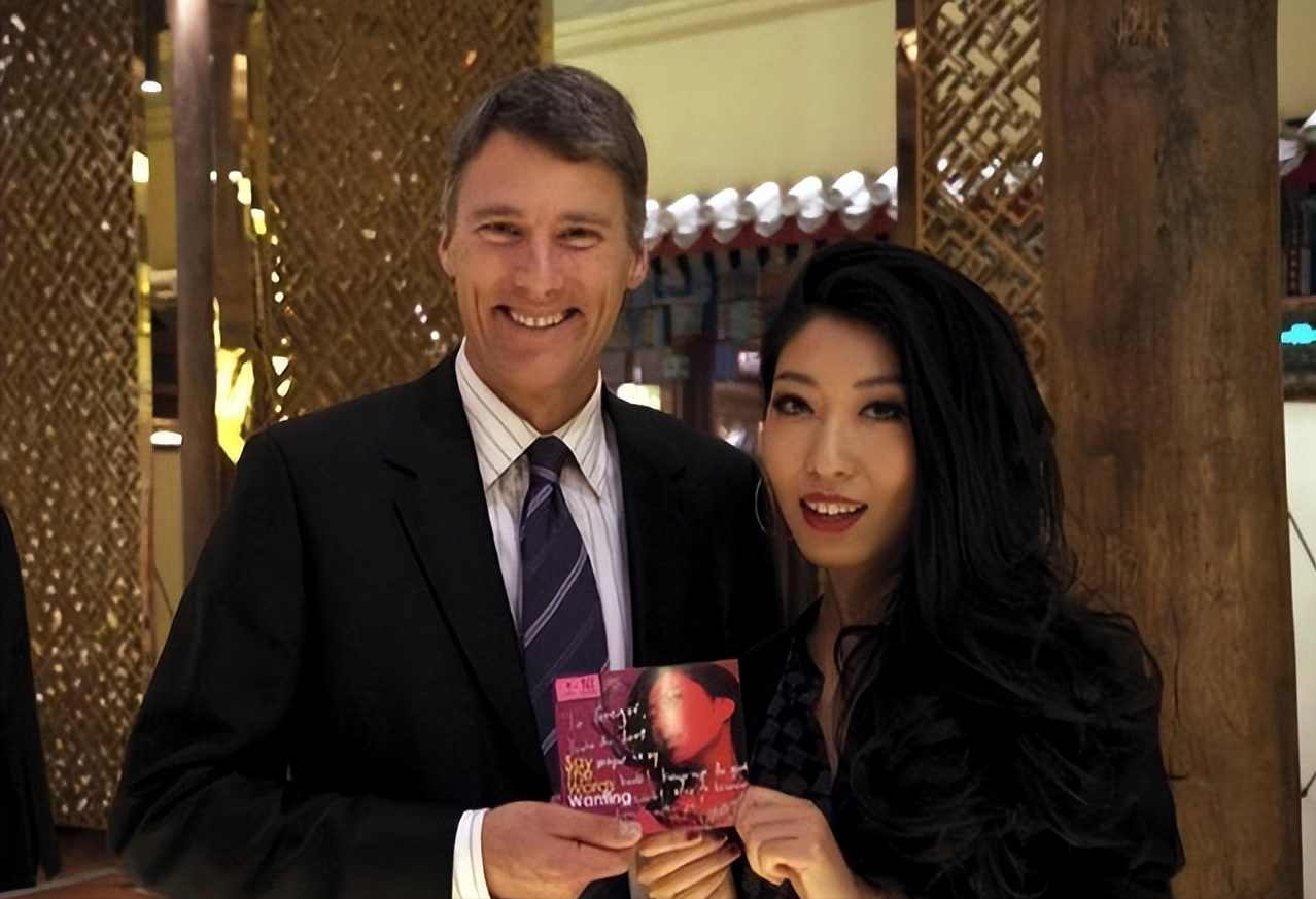 身处异国他乡,曲婉婷并未专注于学业,反而因对母亲为其选择的商科学业