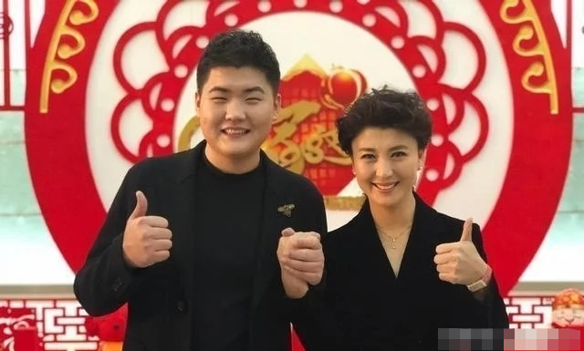 回顾闫学晶与二婚老公离婚后仍和继女情同姐妹亲生儿子都嫉妒