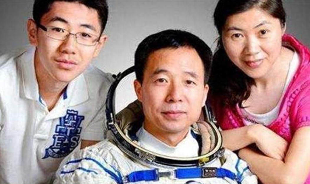 回顾景海鹏四次上太空创造历史妻子张萍曾给他写过太空情书