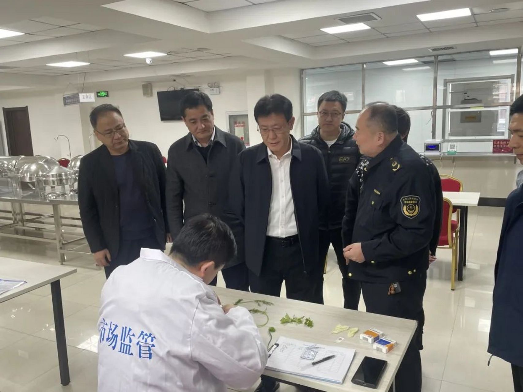 3月19日上午,区委书记陈万松到抚顺市第一中学督导检查食品安全工作.