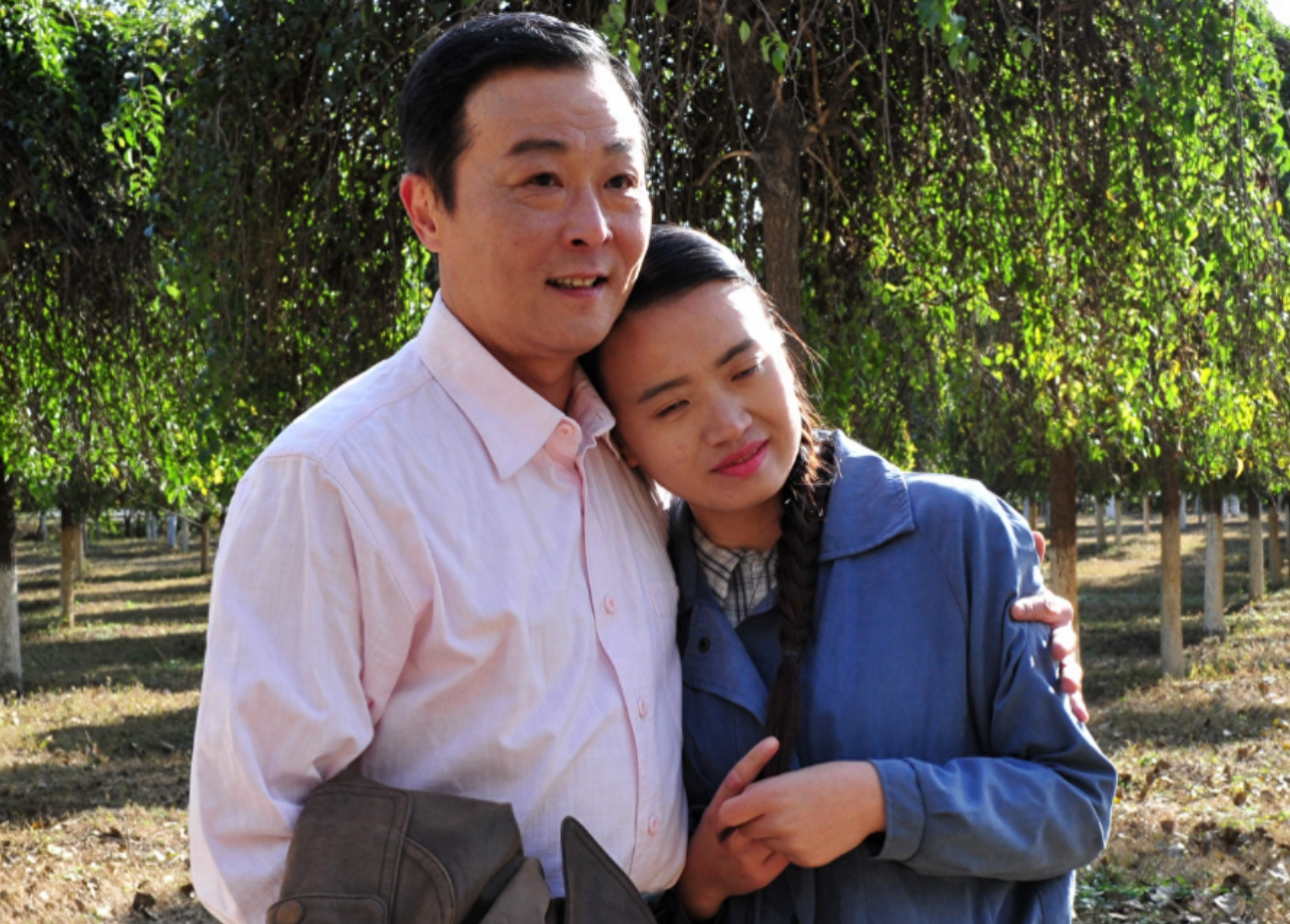 回顾钱波曾与妻子分居16年一生无儿女如今将宠物当成孩子养