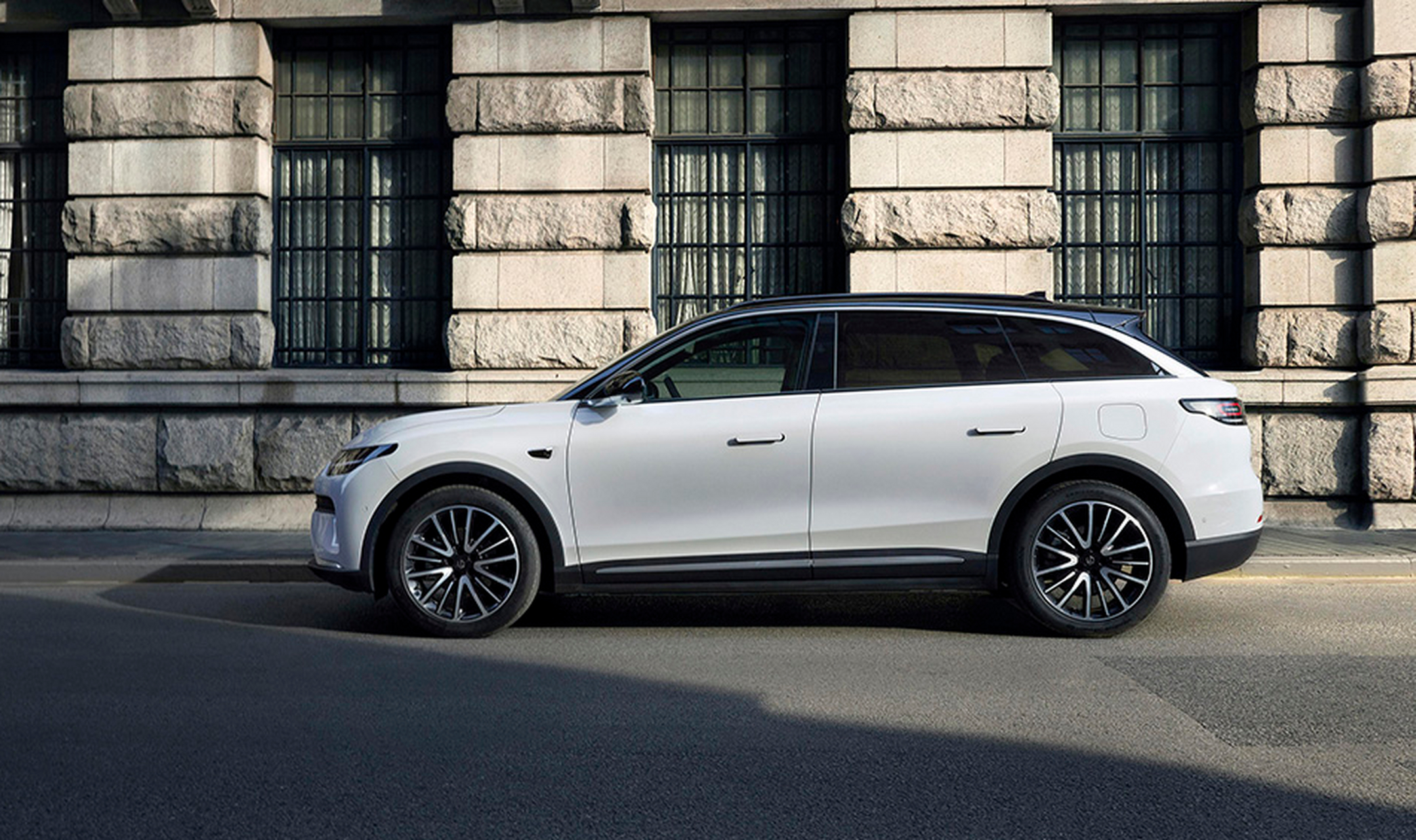 零跑c11中型suv外观简约亲和,配备三块中控屏,科技感十足.