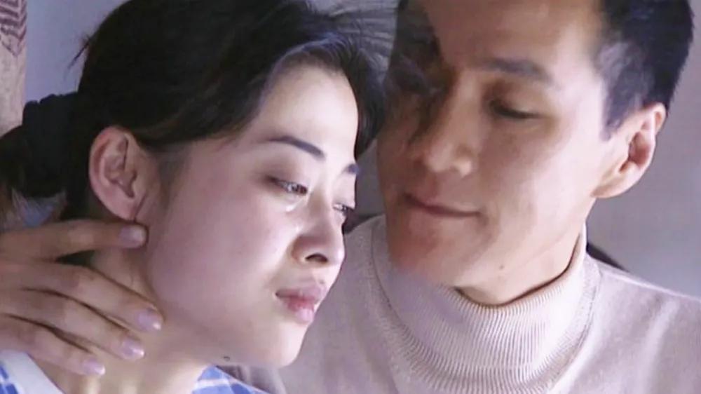 1997年,她为了拍摄《红色恋人》,选择了从中戏退学,却也因为此片分别