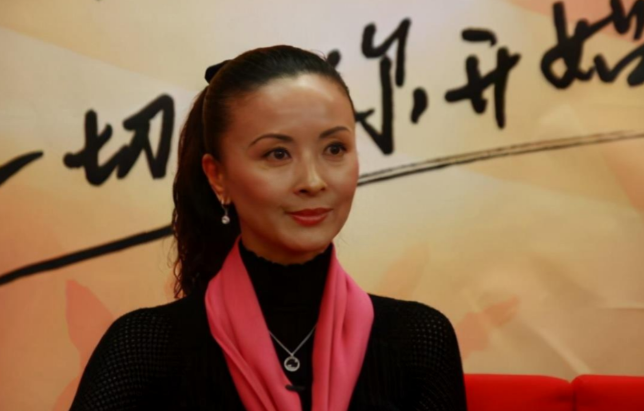 回顾周洁巅峰时放弃名利出国自费27万美元包机回国3天后离世