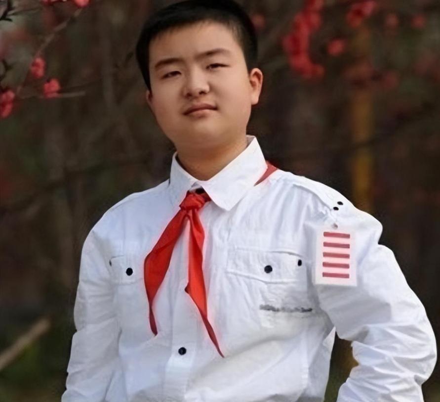 回顾五道杠少年黄艺博小学时因一张照片走红如今过得怎样了