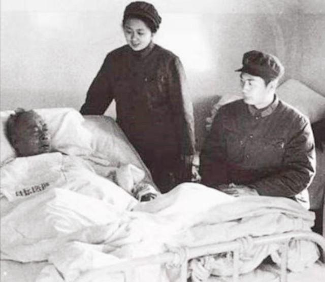 三元帅在北戴河陈毅聂荣臻生日这天含笑拍了这一张珍贵合影