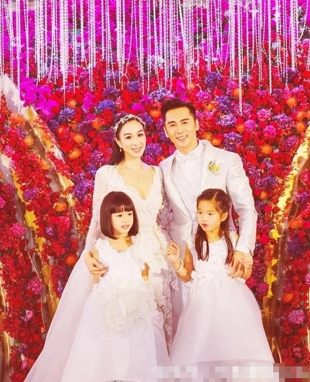 回顾张伦硕娶大12岁钟丽缇与3继女没隔阂一家五口很幸福