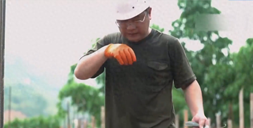 18年上海身价35亿总裁假扮农民工工地上班第一天就被工头怒怼