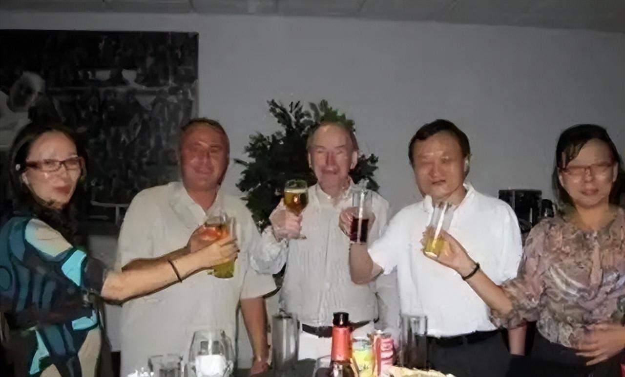 戴秀丽1963年出生,是黑龙江哈尔滨人,父母都是普通的工薪阶层.