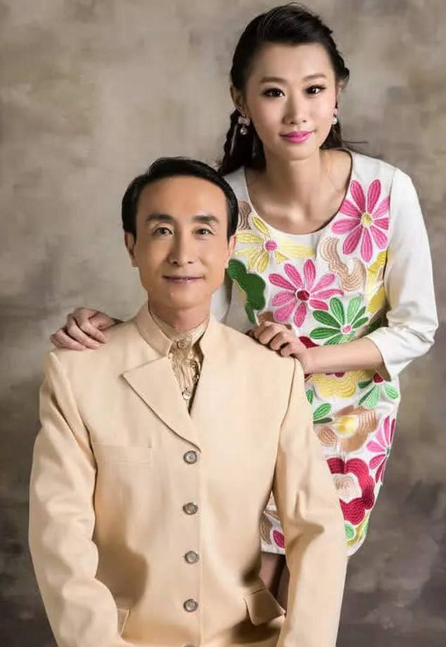 那时候的黄一惠很腼腆,但是眼神里的爱意却藏不住,她看着巩天阔甜蜜地