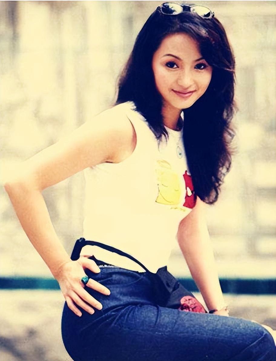 这一部,主要的剧情是围绕"香妃"和"麦尔丹"的爱情故事开展的.