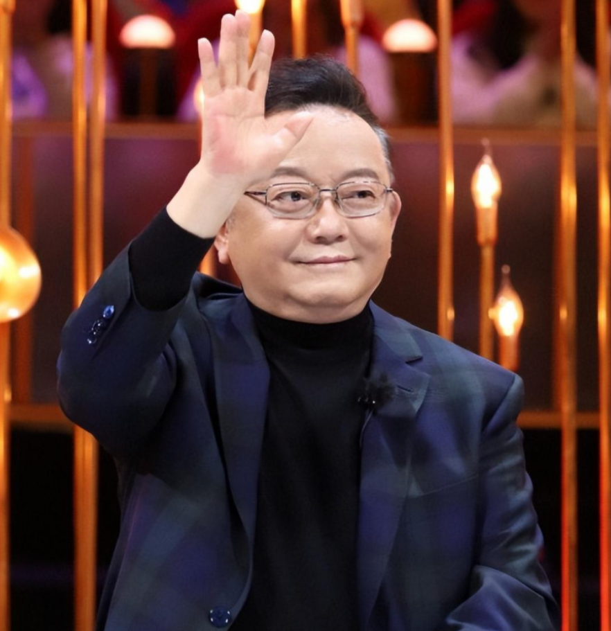 回顾演员王刚75岁白发老态儿子才上初中妻子风韵不减