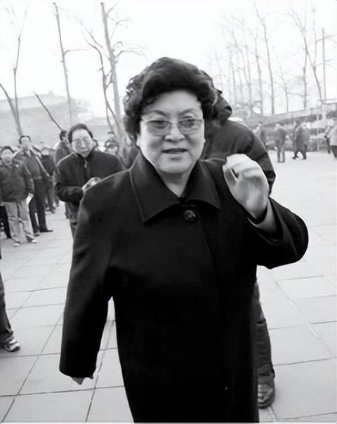 为了不让于波和孩子受牵连,马季让于波回老家生孩子,自己留在北京接受