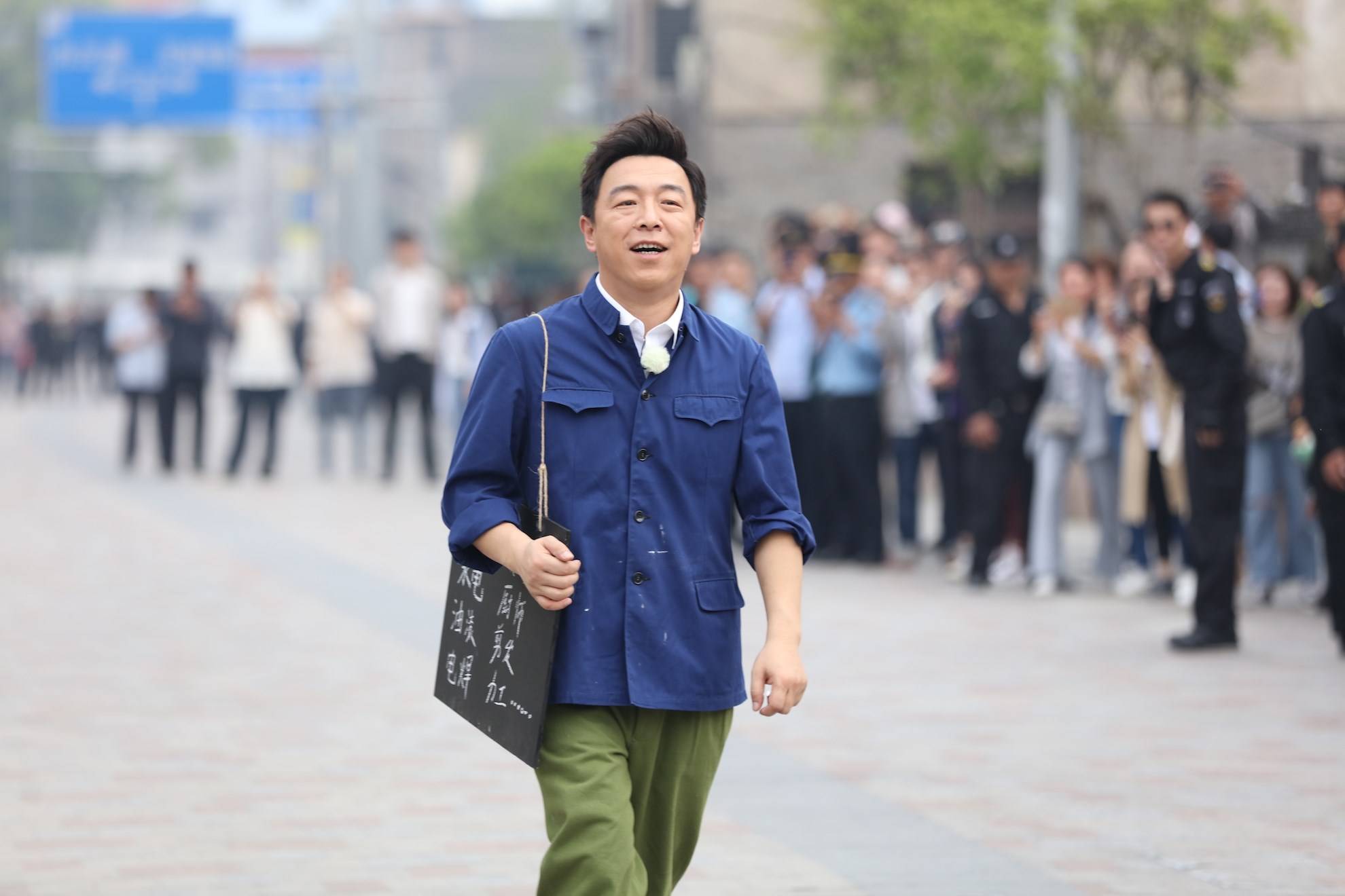 回顾黄渤成名前与父吵架成名后把父送养老院人到中年有辛酸