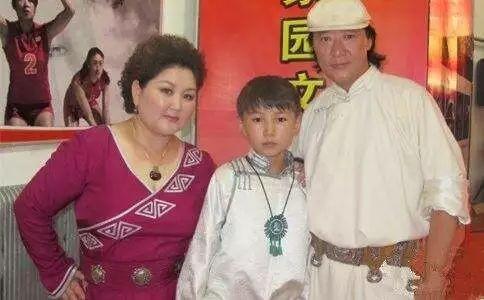 回顾乌日娜带养子走出悲伤童年丈夫病逝后孩子们帮她走出悲痛