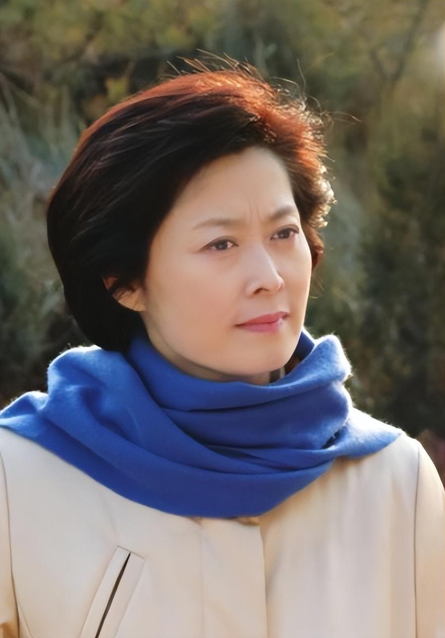 敬一丹上中学时,因为特殊年代,父母被分配去了干校,姐姐去了生产建设