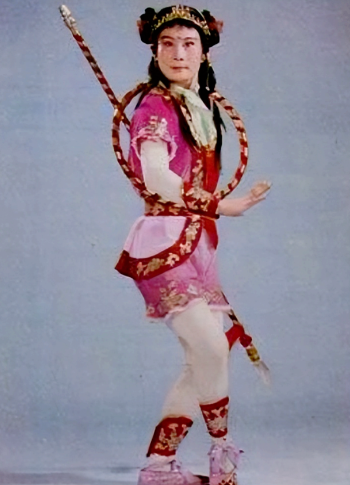 回顾京剧名家裴艳玲5岁登台9岁成名47岁再婚嫁给年迈恩师