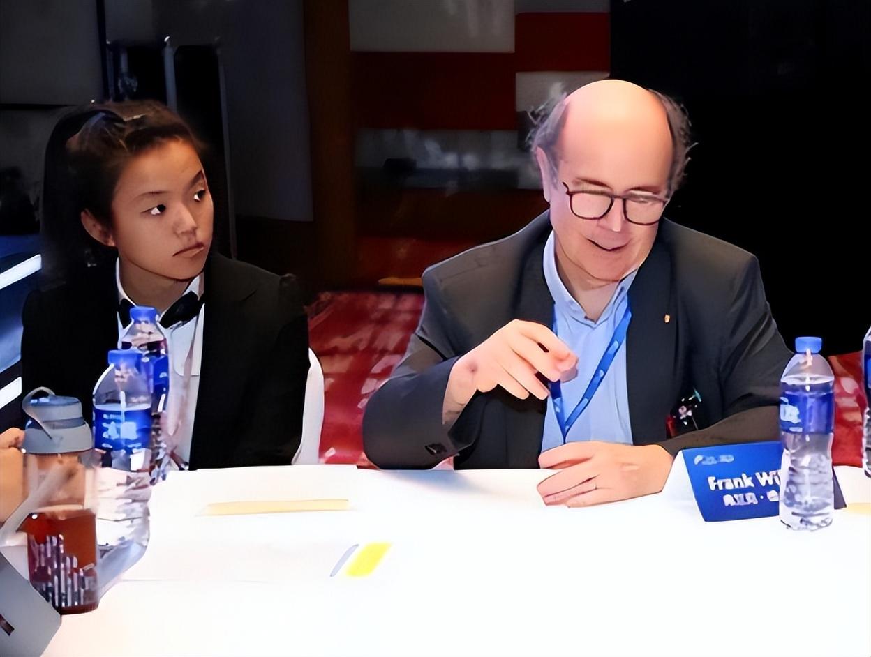 2019年上海15岁女孩突破世界难题拒绝央视采访别让我妈看见