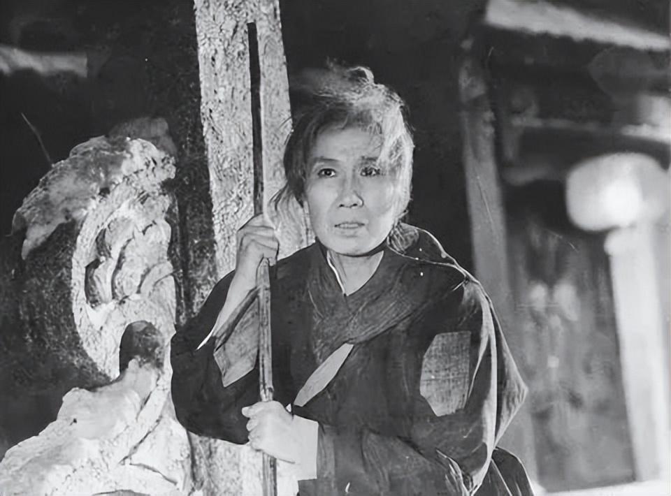 回顾坎坷的袁雪芬:坐过7年牢,离婚后单身,一生与越剧为伴