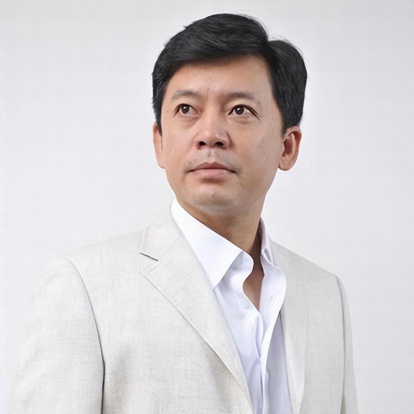 回顾何政军错过巩俐不后悔和初恋结婚多年父亲身份不一般