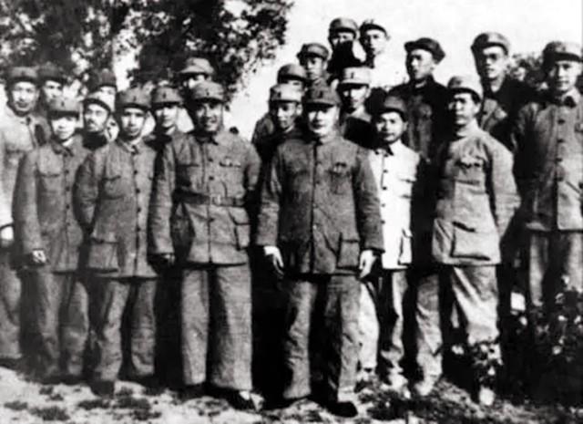 三元帅在北戴河陈毅聂荣臻生日这天含笑拍了这一张珍贵合影